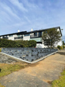 Vönduð grjóthleðsla úr gráum flísum myndar flotta ramma utan um garðinn.