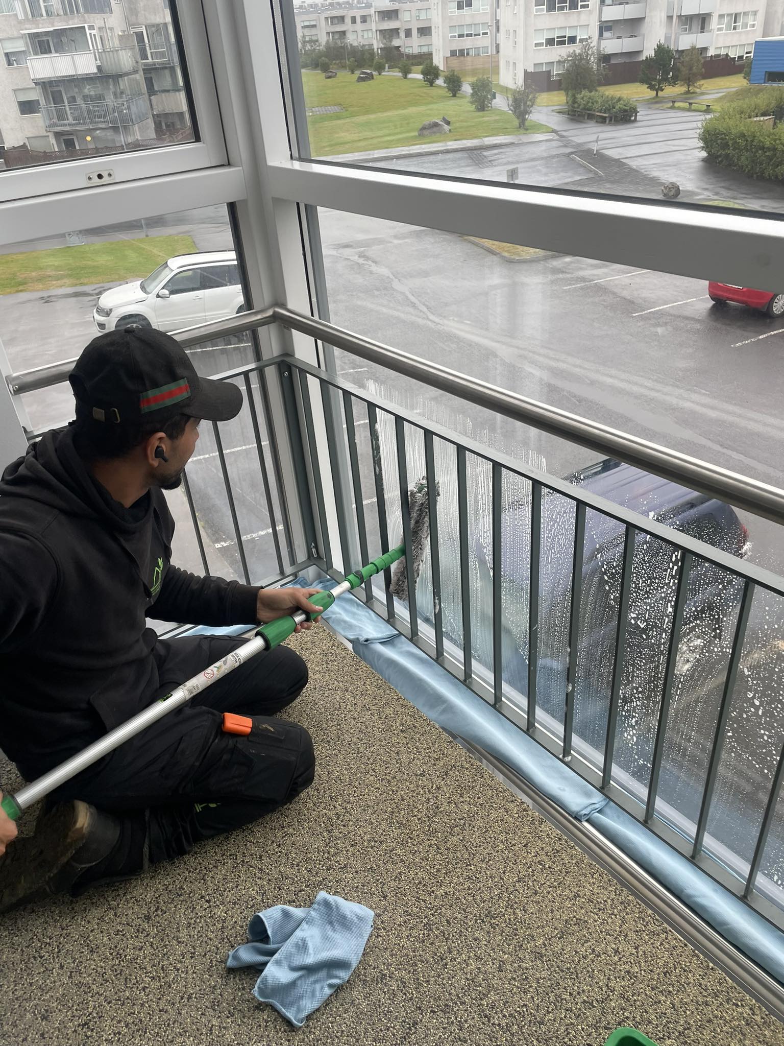 Þrif á svalagleri með sápu og skafti. Hreinsun á svalahandriði og gleri í fjölbýli.