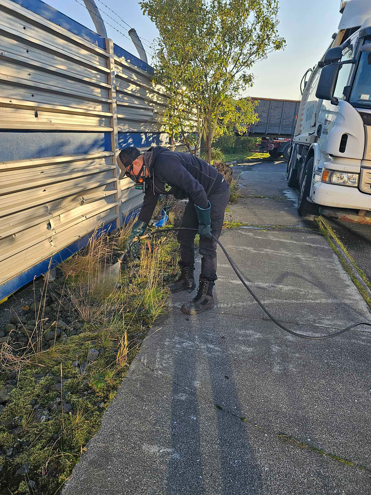 Garðúðun sem ver garðinn þinn fyrir óværu og heldur honum heilbrigðum. Við notum rétt vinnubrögð og umhirðu til að viðhalda fallegu og lifandi umhverfi.