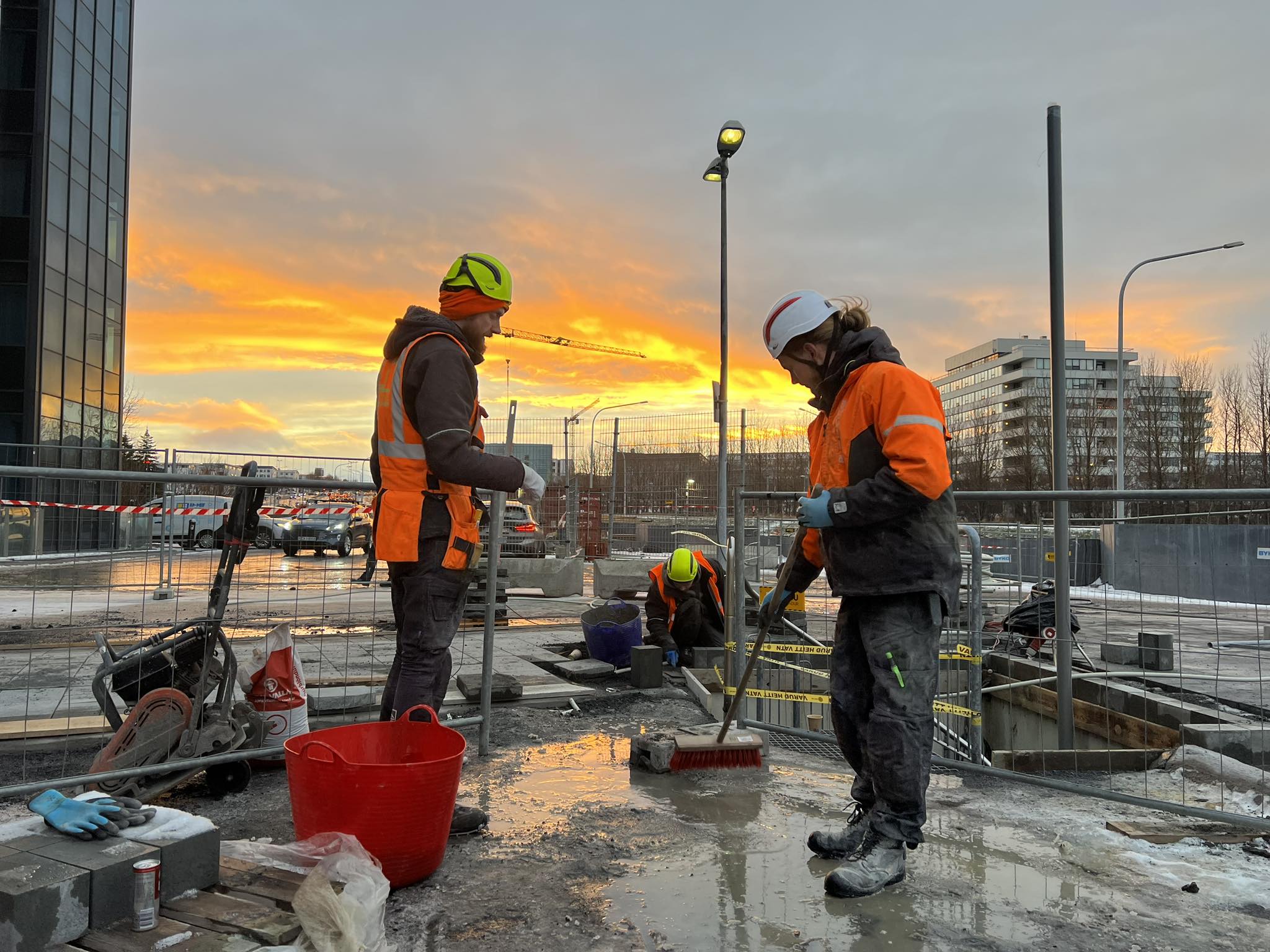 Við veitum alhliða garðaþjónustu fyrir einstaklinga, húsfélög og fyrirtæki Við sinnum reglulegri umhirðu og sérverkefnum með áherslu á vandaða vinnu, snyrtilegt umhverfi og lausnir sem henta hverju útisvæði.