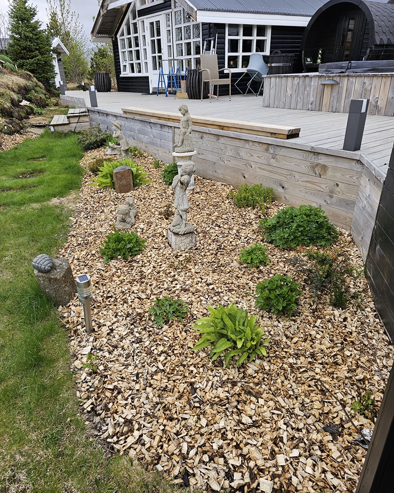 Beð þakið trjákurli sem varnar illgresi og heldur raka í jarðvegi