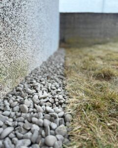 Snyrtilegur frágangur með möl upp við sökkul húss og grasflöt