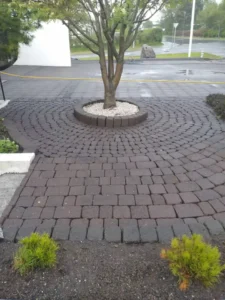 Snyrtilegur frágangur á hellulögn og beði eftir garðahreinsun.