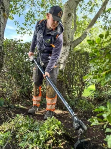 eðahreinsun og jarðvegsvinna þar sem tætt er fyrir nýja mold.