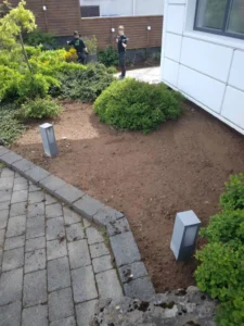 Yfirlit yfir beðahreinsun og ofaníburð í garði við íbúðarhús.