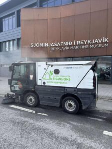 Schmidt götusópari frá Garðaþjónustu Sigurjóns við Sjóminjasafnið í Reykjavík. Snyrtilegur frágangur við opinberar byggingar.