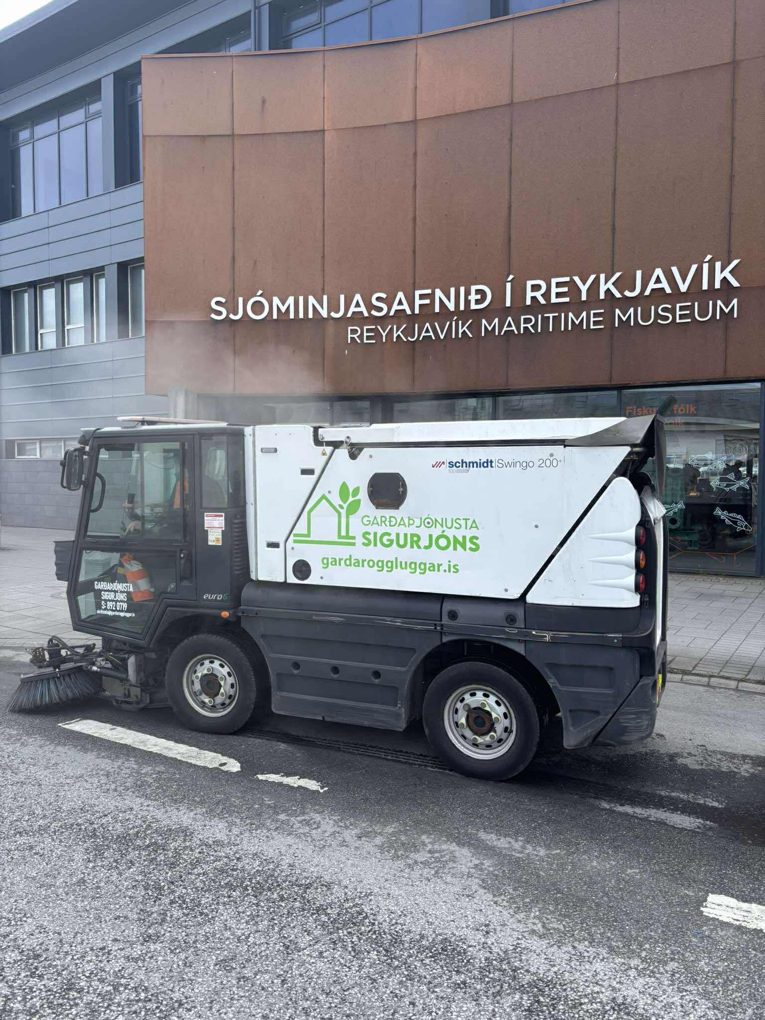 Schmidt götusópari frá Garðaþjónustu Sigurjóns við Sjóminjasafnið í Reykjavík. Snyrtilegur frágangur við opinberar byggingar.