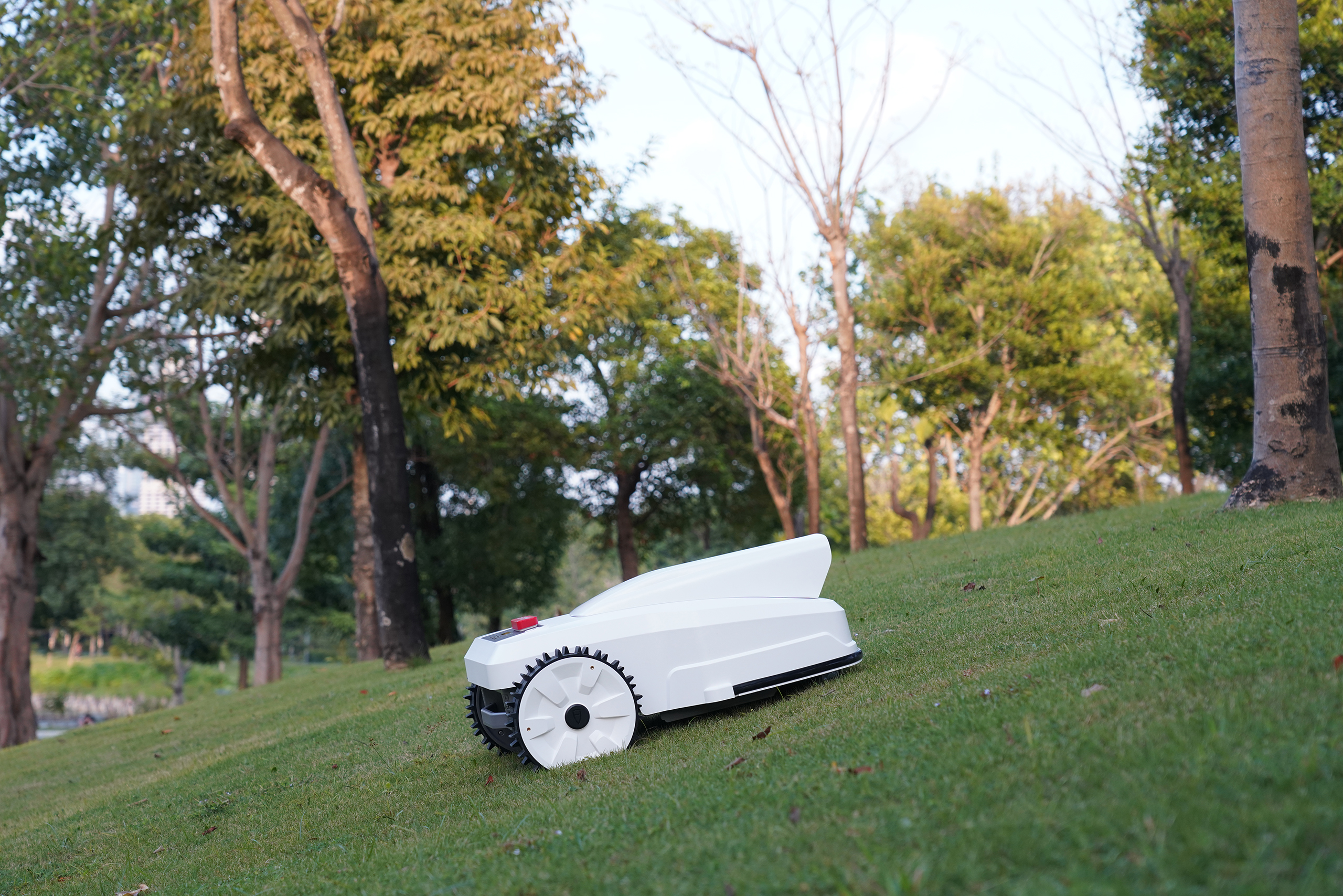 Garðaþjónusta Sigurjóns býður upp á slátturóbóta til sölu og leigu sem gera garðræktina einfaldari og skemmtilegri. Slátturóbótar eru hannaðir til að vinna ótrauði í öllum veðrum og halda grasinu hraustu og snyrtilegu án fyrirhafnar*.