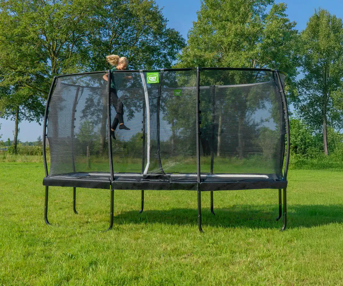 Stelpa að hoppa á trampólíni