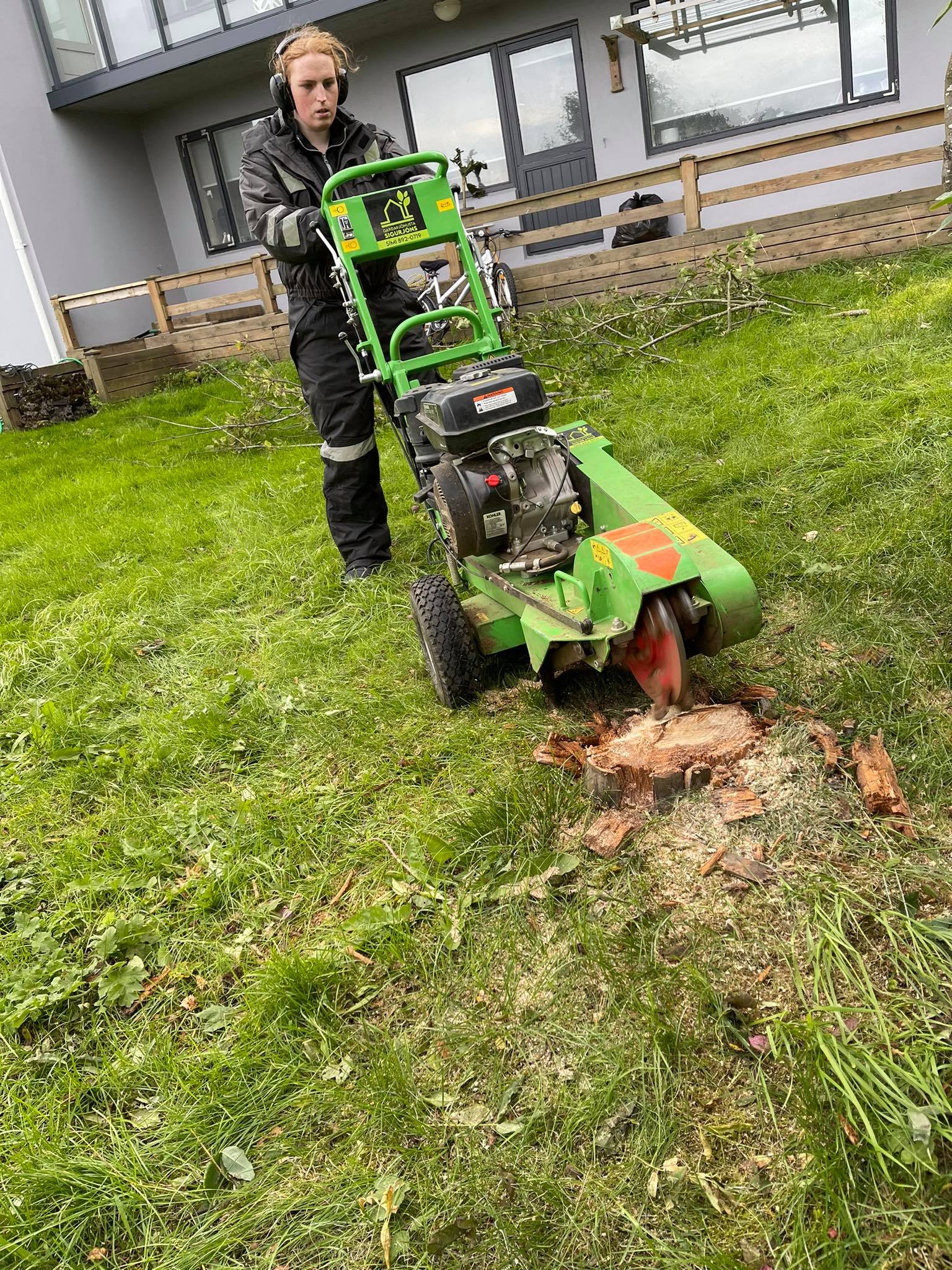 Stubbatæting er hentug leið til að bæta útlit garðsins þegar stubbar standa eftir í beðum eða úti á miðri grasflöt og valda vandræðum við garðslátt. Með sérhæfðum búnaði fjarlægjum við stubbinn á snyrtilegan hátt og skiljum eftir svæði sem er auðvelt að nýta áfram.