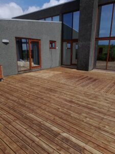 Nýhreinsaður viðarpallur sem sýnir náttúrulega fegurð viðarins