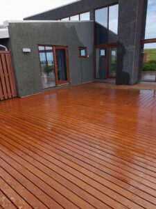 Stór og glæsilegur pallur við nútímalegt hús nýkominn úr þrifum