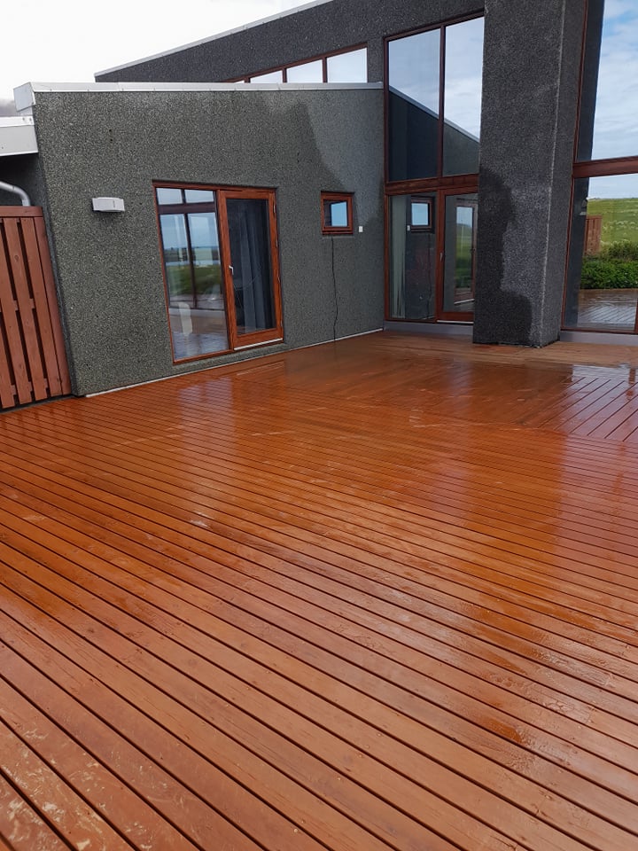 Stór og glæsilegur pallur við nútímalegt hús nýkominn úr þrifum