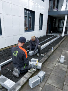 Uppsetning á kantsteinum og hleðsla fyrir snyrtilegan frágang.