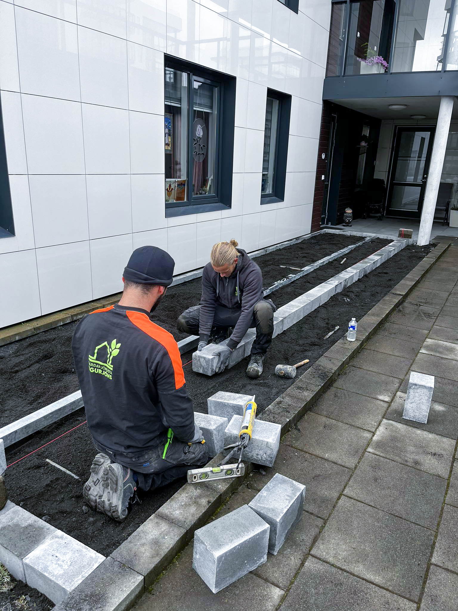 Uppsetning á kantsteinum og hleðsla fyrir snyrtilegan frágang.