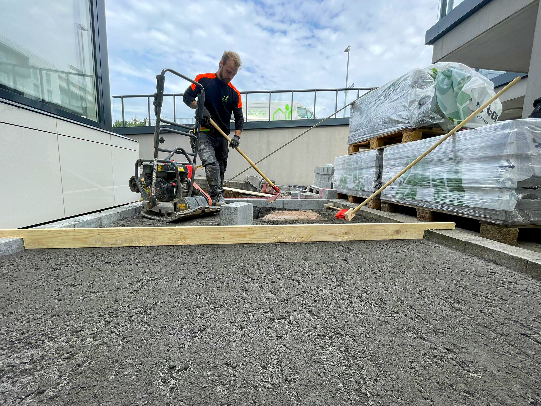 Frágangur á kanti og undirbúningur fyrir malbik eða hellur.