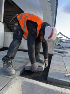 Stærra verkefni í hellulögn þar sem unnið er með vinnuvélar og sagir.