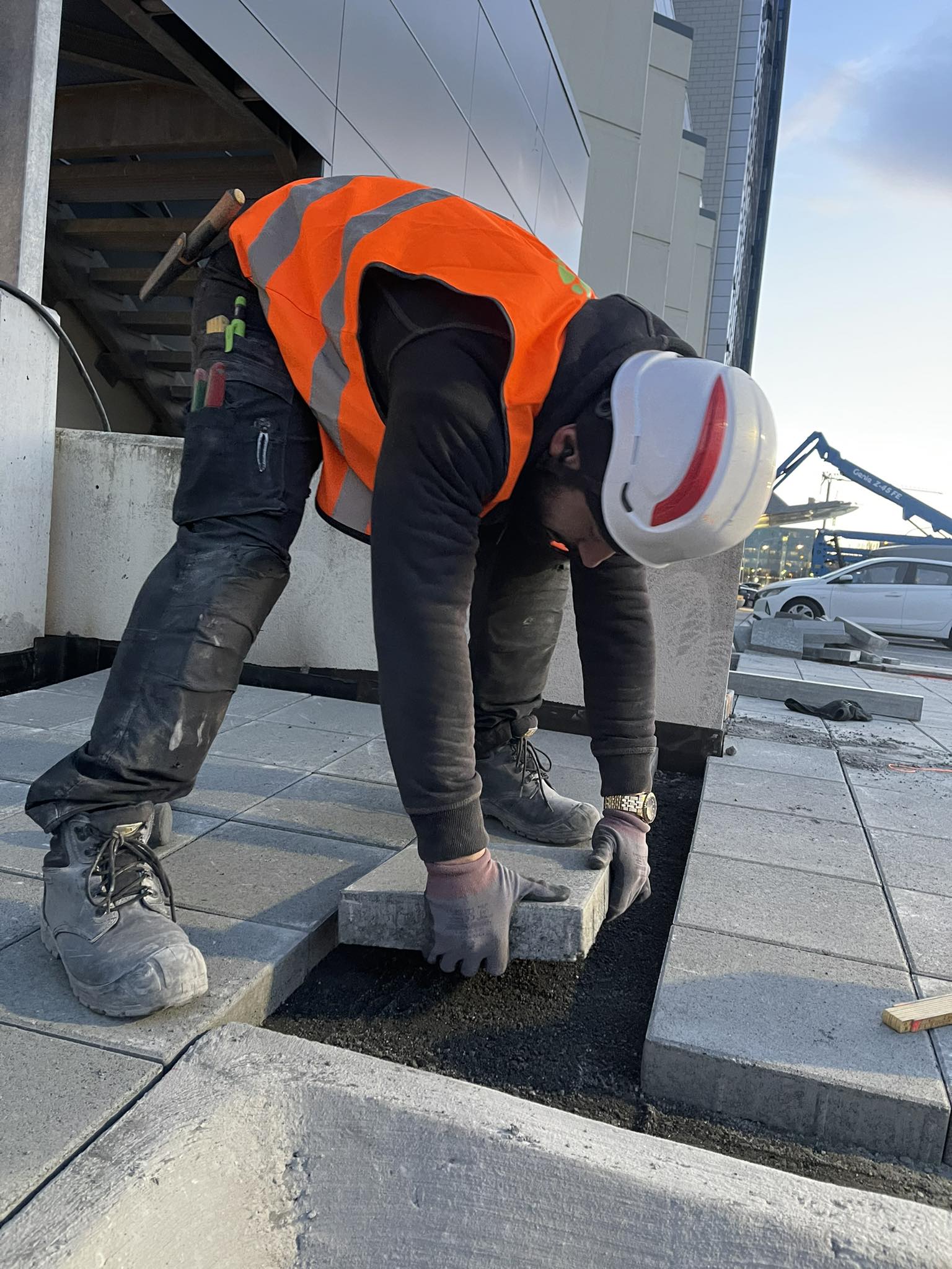 Stærra verkefni í hellulögn þar sem unnið er með vinnuvélar og sagir.
