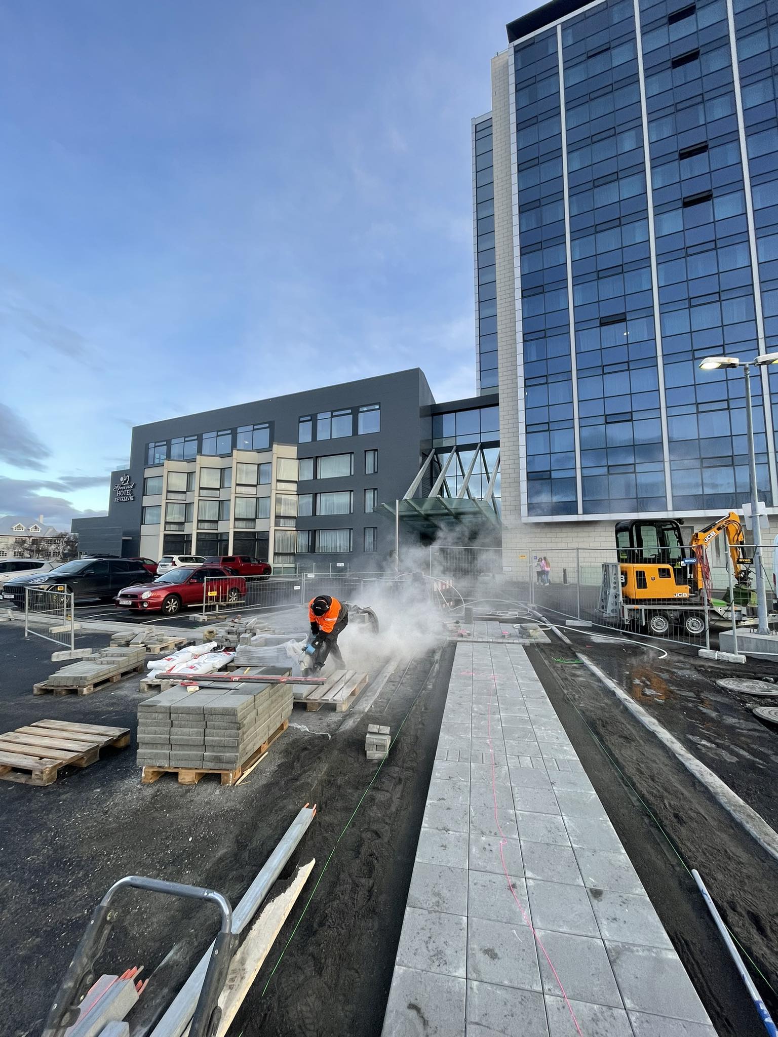 Hellur sniðnar til með steinsög fyrir nákvæman frágang.