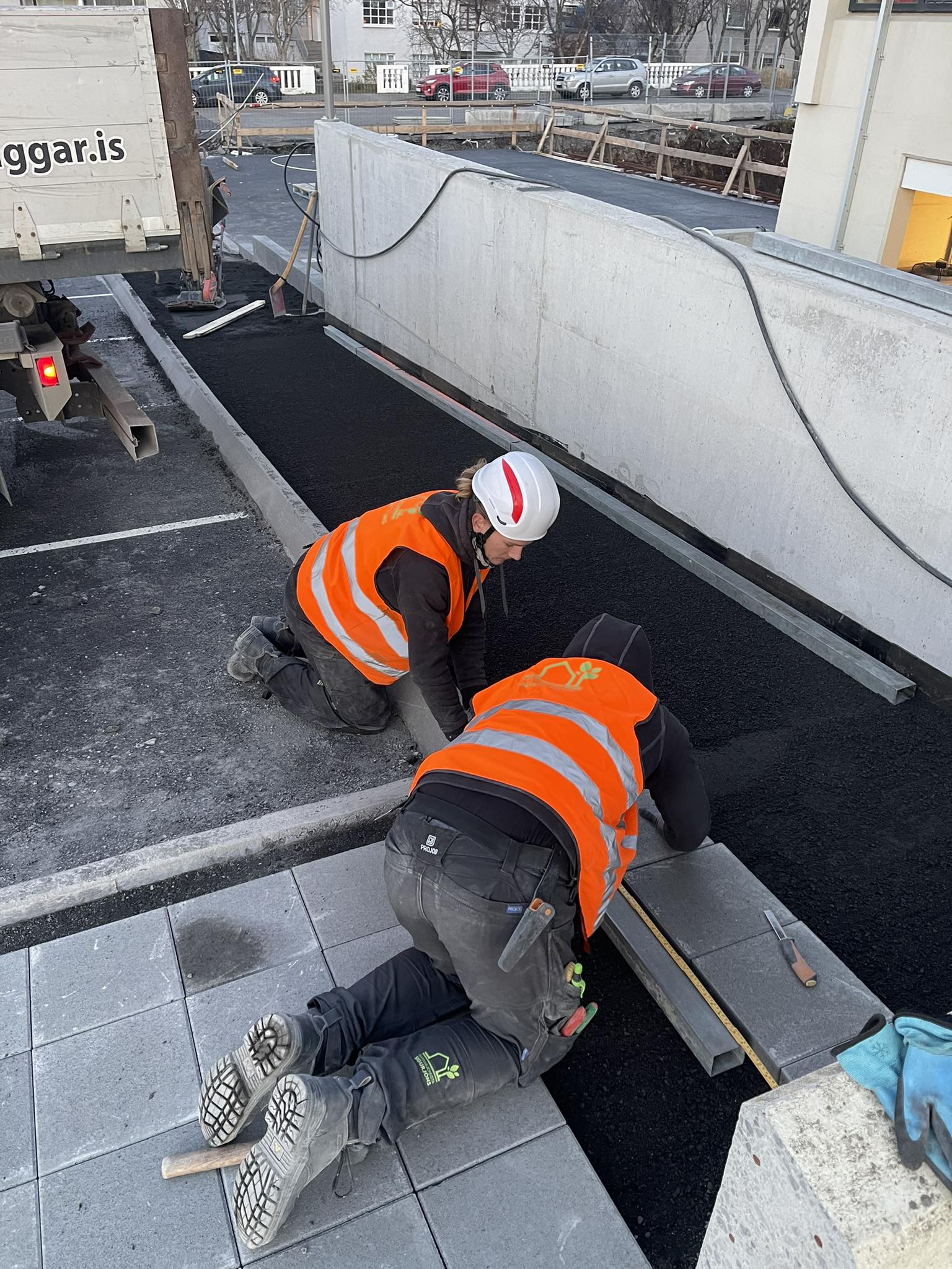 Nákvæmnisvinna við lagningu á stórum hellum.