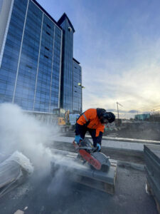 Starfsmaður Garðaþjónustu Sigurjóns að leggja hellur í bílaplan.