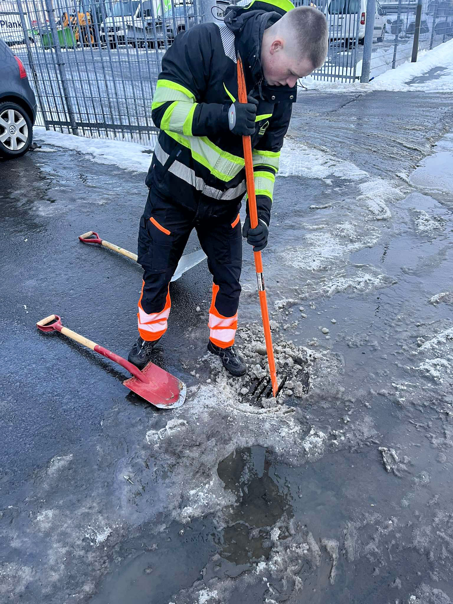 Losað um klaka í niðurfalli með járnkalli