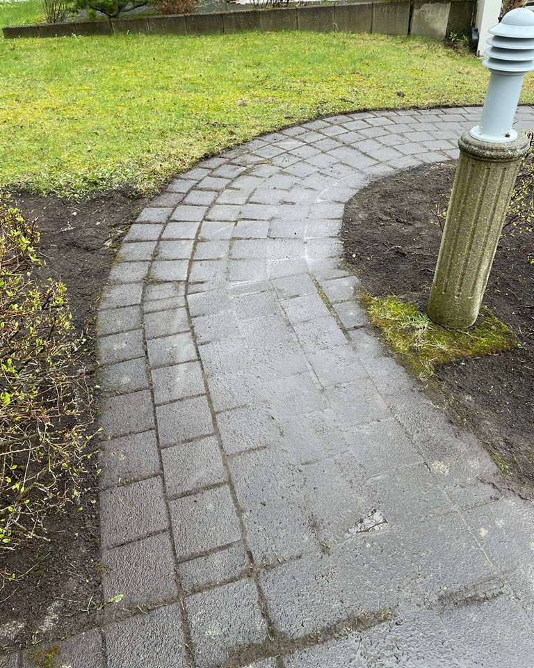 Sama svæði eftir faglega vírburstahreinsun, hellurnar líta út eins og nýjar án mosa.