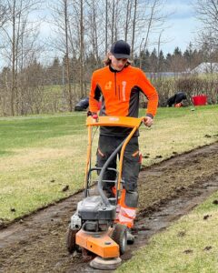 Nákvæm vírburstahreinsun alveg upp við girðingu til að fjarlægja allan gróður.