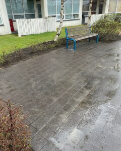 Frábær árangur eftir vírburstahreinsun, allt illgresi og mosi er horfið og svæðið snyrtilegt.