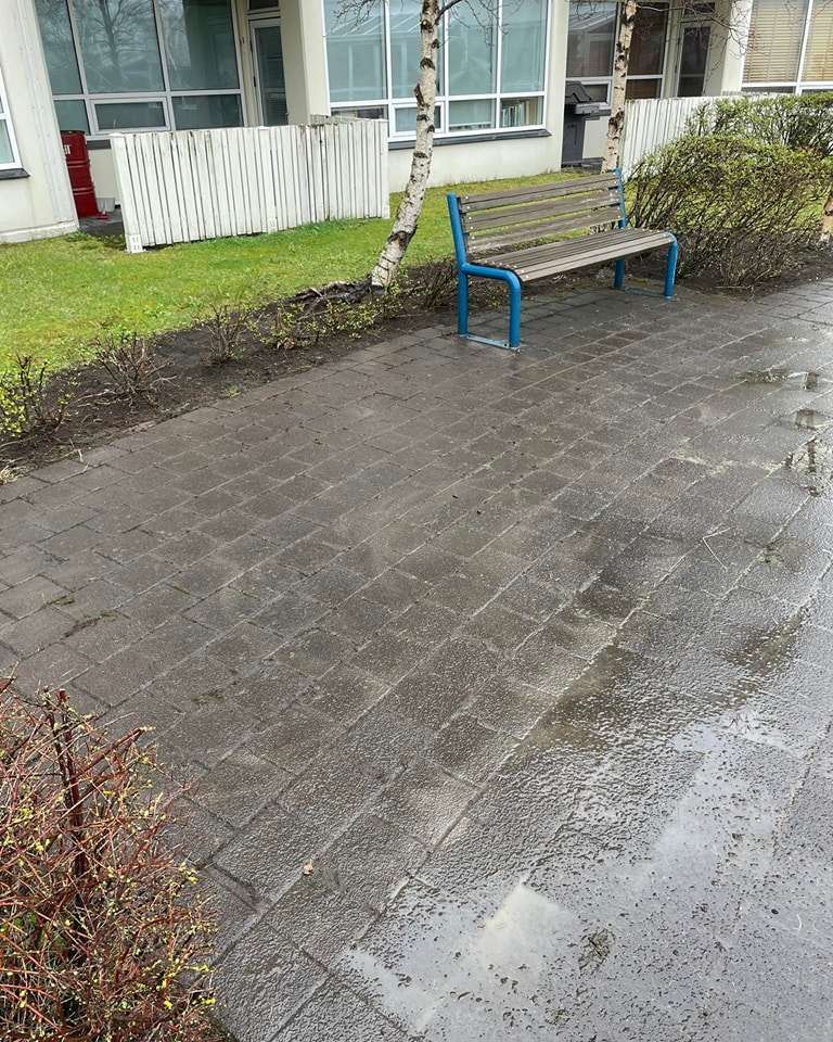 Frábær árangur eftir vírburstahreinsun, allt illgresi og mosi er horfið og svæðið snyrtilegt.