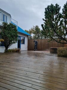 Þrif á palli í gróðursælum garði með vönduðum tækjabúnaði