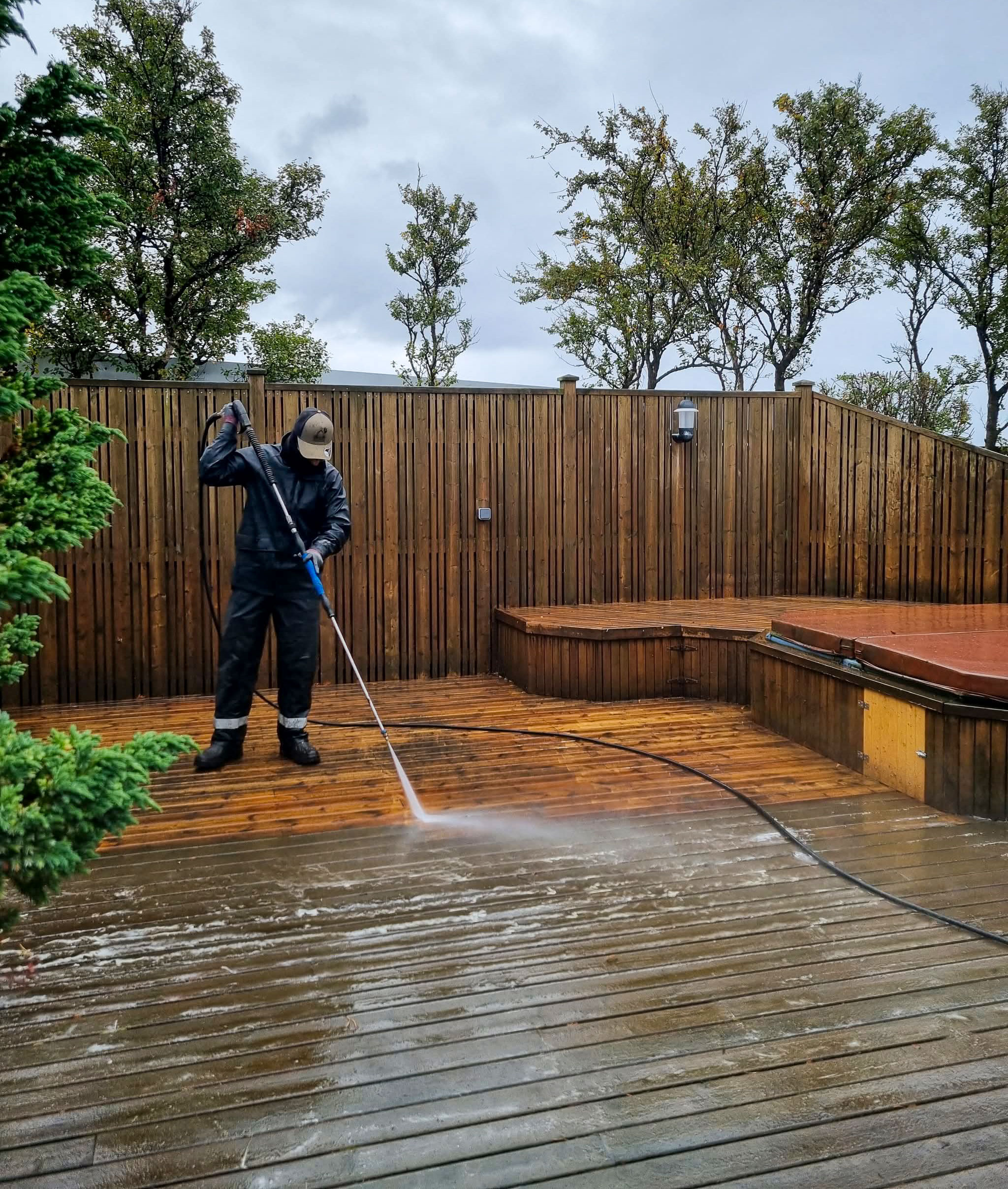 Háþrýstiþvottur á timburpalli. Pallaþrif og hreinsun fyrir sumarið.