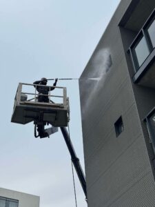 Þrif og háþrýstiþvottur á klæðningu fjölbýlishúss úr körfubíl