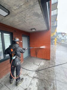 Háþrýstiþvottur á svalagólfi og veggklæðningu í fjölbýli