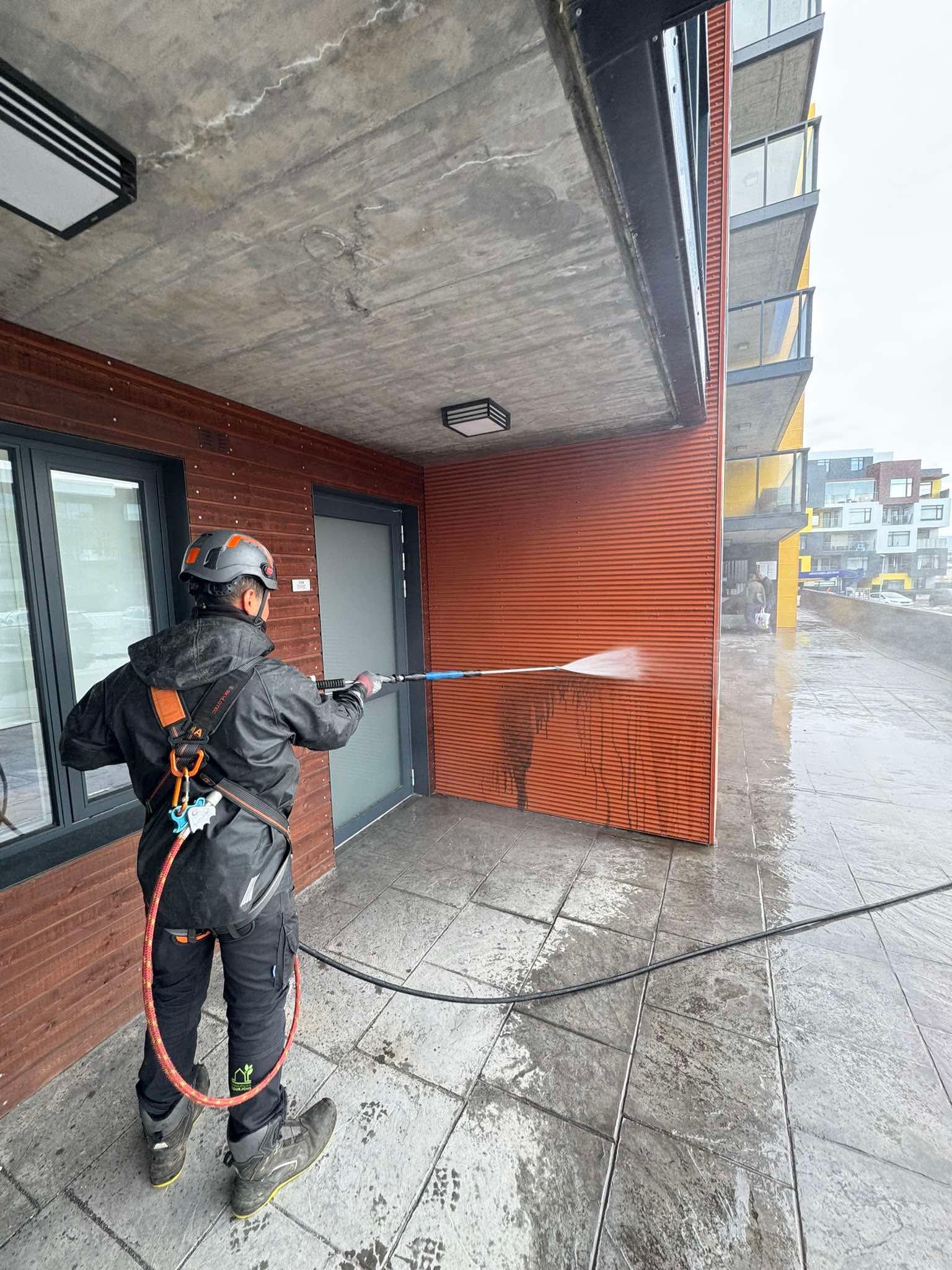 Háþrýstiþvottur á svalagólfi og veggklæðningu í fjölbýli