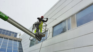 Þrif á gluggum og klæðningu atvinnuhúsnæðis úr körfubíl