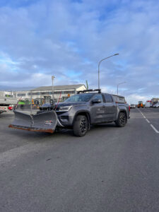 Öflugur snjóplógur og hálkuvarnartæki á pallbíl hjá Garðaþjónustu Sigurjóns tilbúinn í snjómokstur vetrarins.
