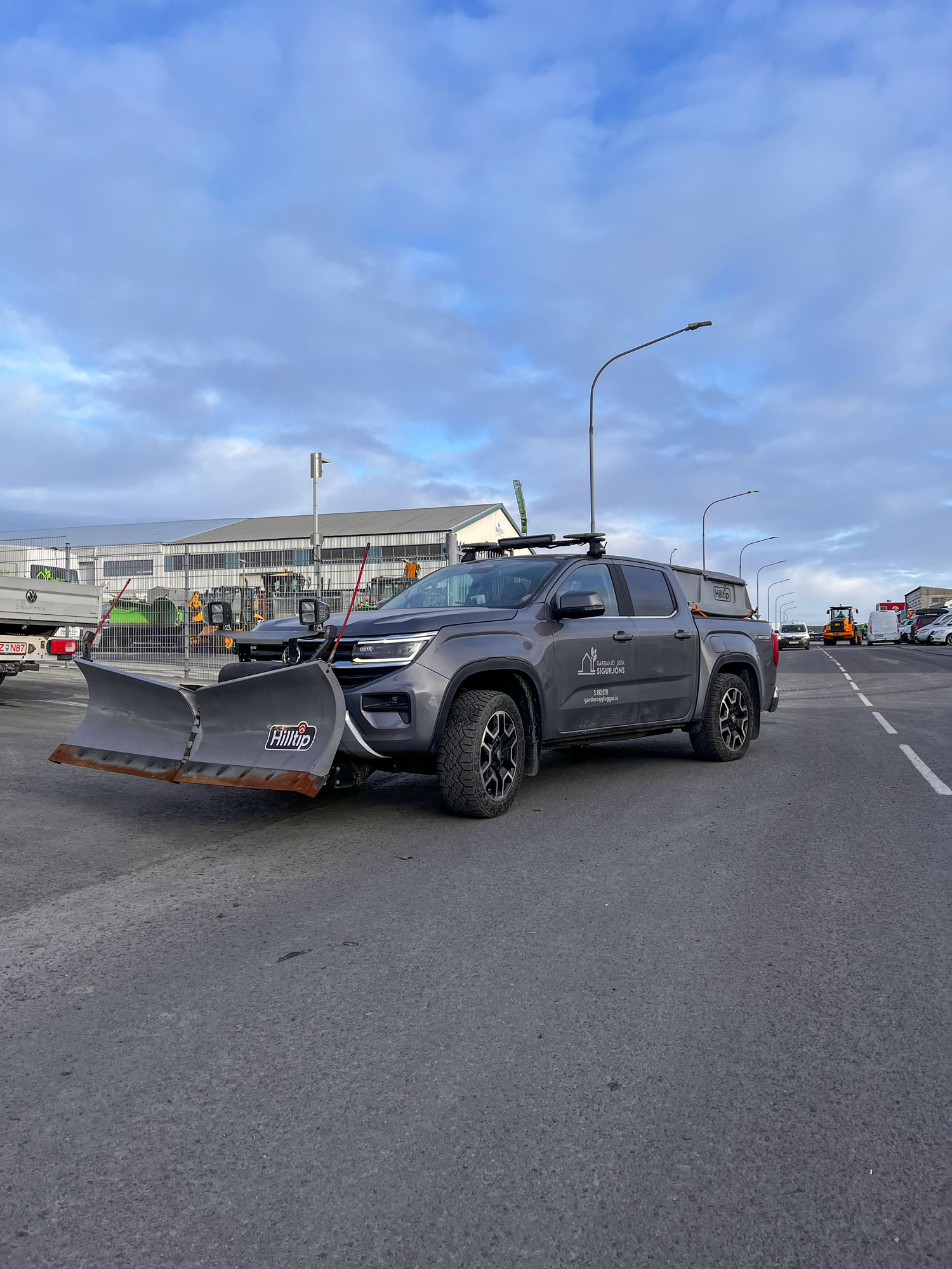 Öflugur snjóplógur og hálkuvarnartæki á pallbíl hjá Garðaþjónustu Sigurjóns tilbúinn í snjómokstur vetrarins.