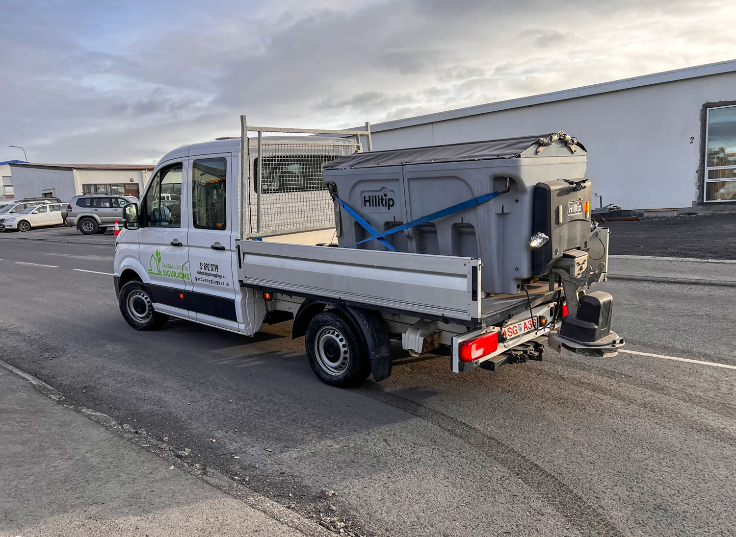 VW Crafter vinnubíll með Hilltip sand- og saltdreifara tilbúinn í hálkuvarnir og snjómokstur.