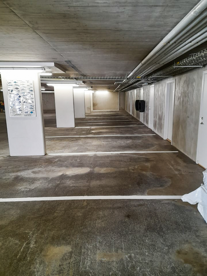 Hreint og snyrtilegt bílastæðahús eftir ítarleg þrif og gólfhreinsun