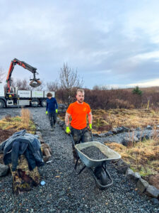 Í Höfðaskógi höfum við gróðursett þúsundir trjáa í lundinum sem við köllum Elínarlund. Þar erum við að rækta skóg og byggja upp útivistarsvæði sem fær að vaxa og þróast með tímanum. Elínarlundur er hluti af samfélagsábyrgð Garðaþjónustu Sigurjóns og endurspeglar þá nálgun að vega upp á móti trjáfellingum með markvissri gróðursetningu.