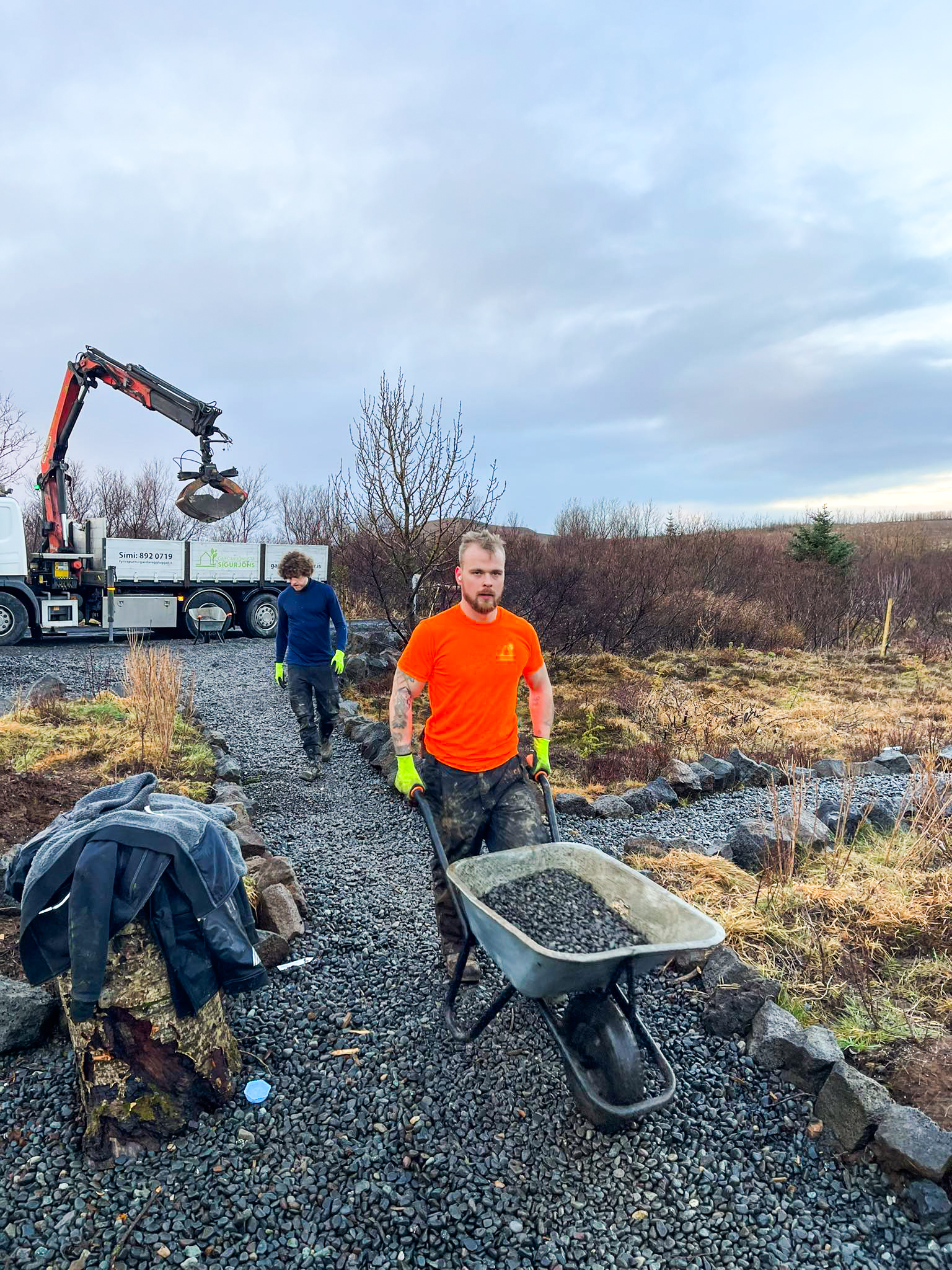Í Höfðaskógi höfum við gróðursett þúsundir trjáa í lundinum sem við köllum Elínarlund. Þar erum við að rækta skóg og byggja upp útivistarsvæði sem fær að vaxa og þróast með tímanum. Elínarlundur er hluti af samfélagsábyrgð Garðaþjónustu Sigurjóns og endurspeglar þá nálgun að vega upp á móti trjáfellingum með markvissri gróðursetningu.