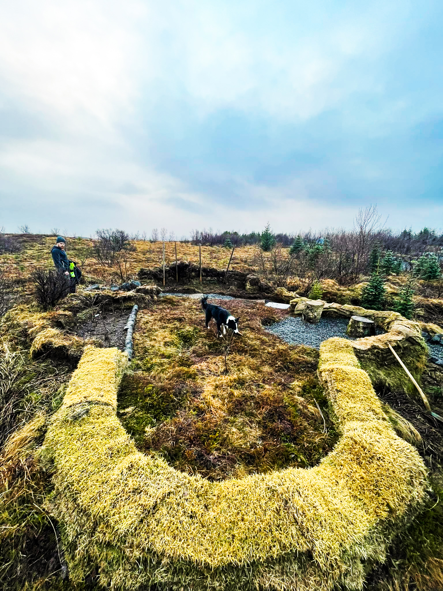 Í Höfðaskógi höfum við gróðursett þúsundir trjáa í lundinum sem við köllum Elínarlund. Þar erum við að rækta skóg og byggja upp útivistarsvæði sem fær að vaxa og þróast með tímanum. Elínarlundur er hluti af samfélagsábyrgð Garðaþjónustu Sigurjóns og endurspeglar þá nálgun að vega upp á móti trjáfellingum með markvissri gróðursetningu.