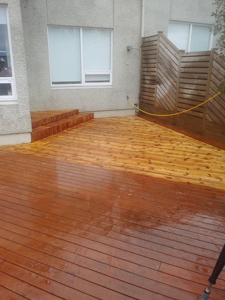 Hálfklárað verk þar sem sést greinilegur munur á nýþrifnum palli og eldri fleti