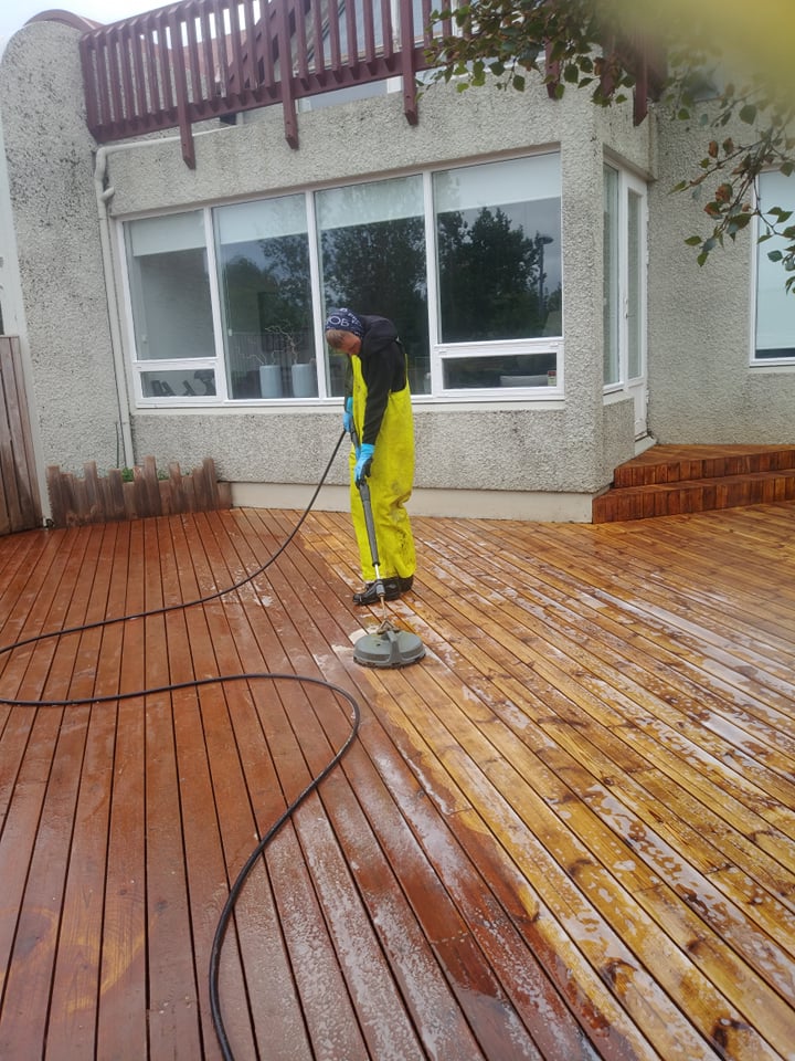 Þrif á stórum sólpalli við einbýlishús þar sem gamall gróður og óhreinindi eru fjarlægð